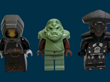 Des figurines Lego Star Wars sont alignées sur un fond bleu