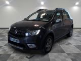 une photo d'une dacia noire garée sur un sol en damier