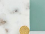 une pièce d'or posée sur une dalle de marbre