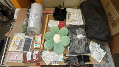 une table sur laquelle sont posés plusieurs objets