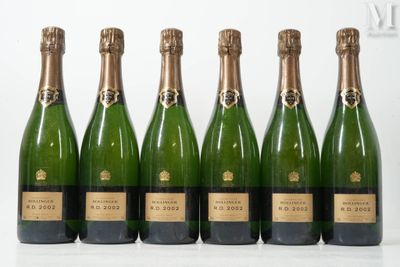 six bouteilles de champagne sont alignées