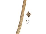 Gros plan sur un bracelet en or orné d'une croix