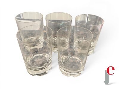 quatre verres posés les uns à côté des autres sur une surface blanche