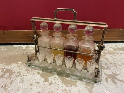 une vitrine contenant de nombreuses bouteilles et verres
