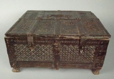 une vieille boîte en bois munie d'une poignée en métal