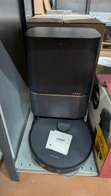 une photo de toilettes noires et argentées dans un magasin