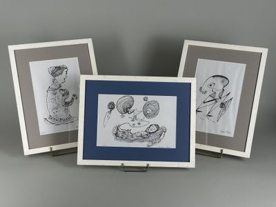 trois dessins encadrés représentant un bébé et un chat posés sur une table
