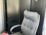 une chaise qui se trouve dans un coin de la pièce