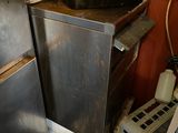 une photo d'une cuisine sale avec une cuisinière et un lave-vaisselle