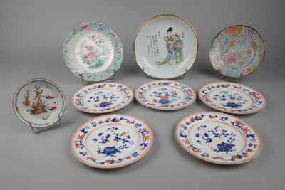 Plusieurs assiettes ornées de motifs asiatiques sont disposées sur une surface grise