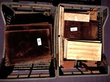 deux valises ouvertes posées sur une table