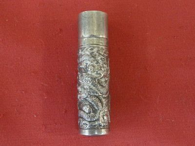 un briquet en argent orné d'un motif de dragon