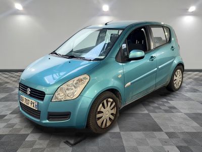 la petite voiture bleue est garée sur un sol en damier