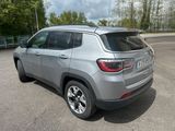 l'arrière d'une Jeep Compass argentée garée sur un parking