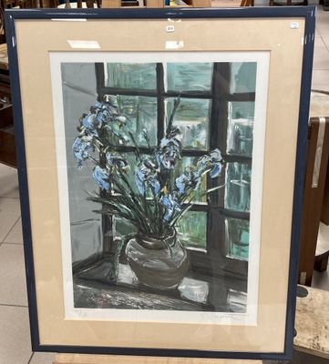 tableau représentant des fleurs bleues dans un vase devant une fenêtre