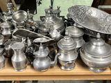 une table sur laquelle se trouvent de nombreux objets en argent