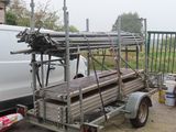 un camion attelé à une remorque sur laquelle est chargée une grande quantité de bois