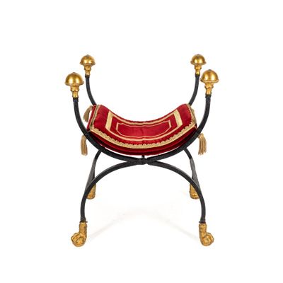 une image représentant une chaise rouge et dorée sur fond blanc