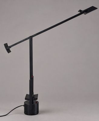 l'image d'une lampe posée sur une table