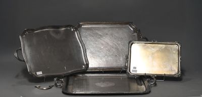 plusieurs bagages empilés les uns sur les autres sur une table