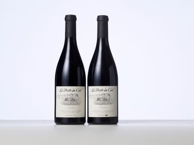 deux bouteilles de vin rouge posées sur une table