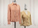 deux pulls pour femme posés sur un présentoir pour mannequin