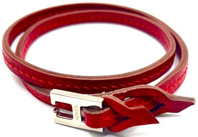 un bracelet en cuir rouge muni d'une boucle en argent