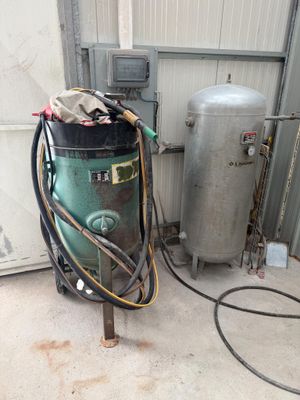 un chauffe-eau et un réservoir d'eau dans un garage