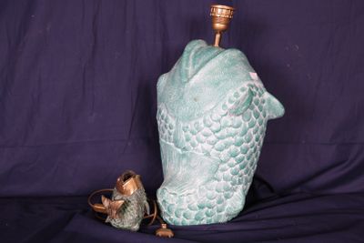 Lampe en terre cuite vernissée vert d’eau figurant un poisso…