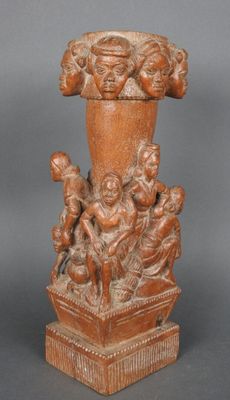 une image représentant un vase surmonté d'un bouquet de figurines