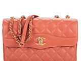 un sac à bandoulière Chanel en cuir matelassé orange, avec des finitions dorées