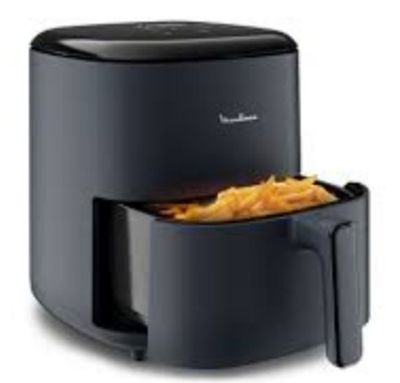 gros plan d'une friteuse noire sur fond blanc