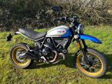une moto garée sur l'herbe, dans le champ