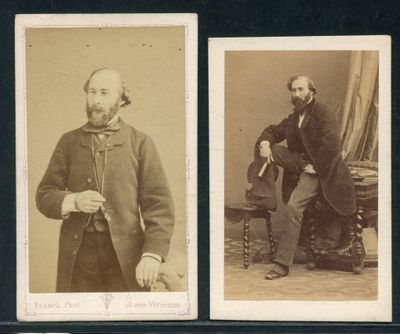 deux photographies en noir et blanc représentant un homme en costume et un homme en manteau