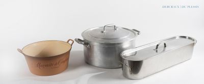 des casseroles et des poêles posées sur une surface blanche, avec une tasse devant elles