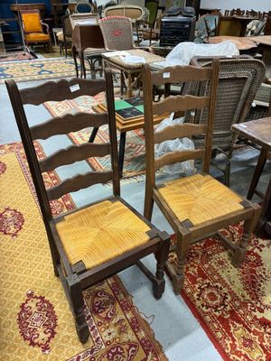 many chairs that are sitting on a rug in a room
