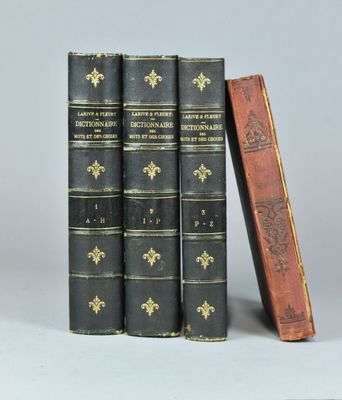 trois livres sont empilés sur une table