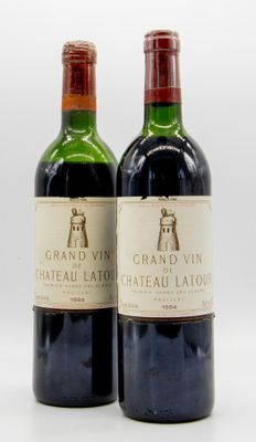 deux bouteilles de vin posées l'une à côté de l'autre sur une table