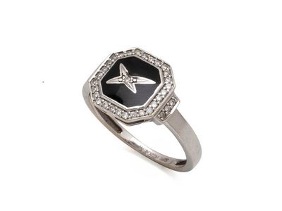 un gros plan d'une bague ornée d'une étoile