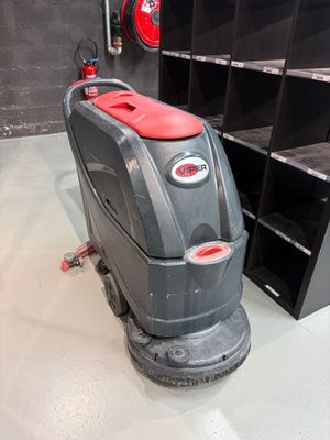 une machine placée au milieu d'une pièce