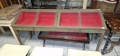 une table recouverte d'un plateau en verre, dans une pièce