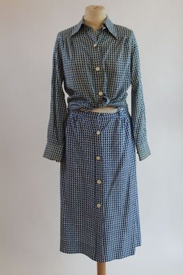 une robe sur un mannequin sur fond blanc