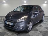 la voiture grise est garée sur un sol en damier dans le garage