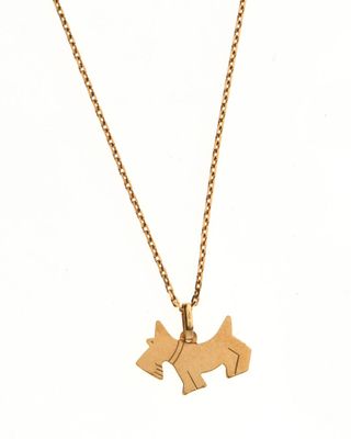 un collier en or orné d'un chien et d'un chat