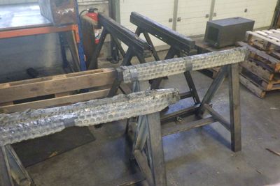 de nombreux morceaux de métal posés sur une table dans un garage