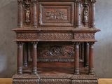 un vieux meuble en bois avec des sculptures et des gravures sur le dessus