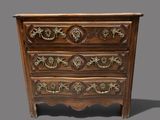 une vieille commode en bois avec des sculptures ornementales sur les tiroirs