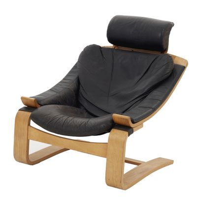 fauteuil en cuir noir avec des pieds en bois, sur fond blanc