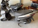 deux scooters garés dans un garage