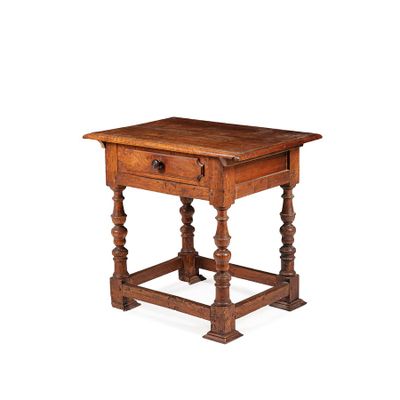 une vieille table en bois surmontée d'un tiroir